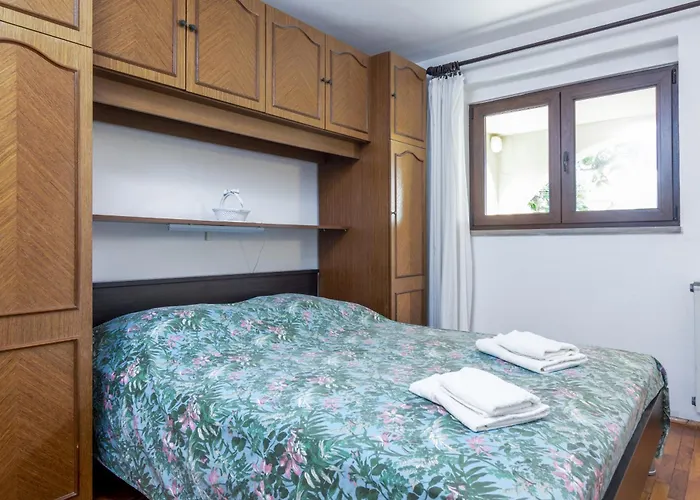 With Parking Space Stinjan, - 7368 Appartement Pula